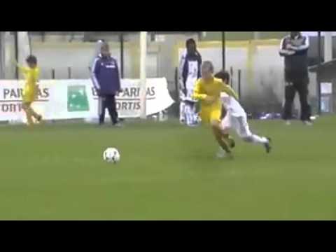 Thần đồng bóng đá nhí quẩy skill