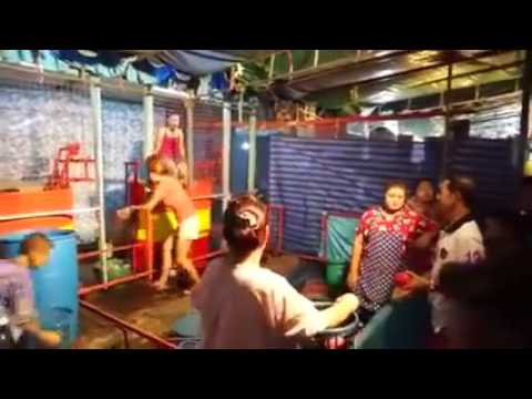 Tội nghiệp cô gái ngồi trên thùng nước quá